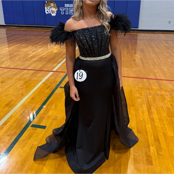 Beautiful pageant or prom dress! - Picture 2 of 9